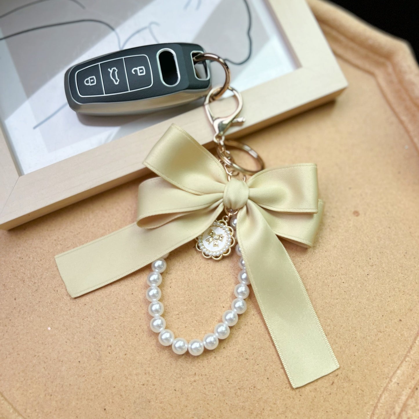Bow Pearl Metal Wristlet
